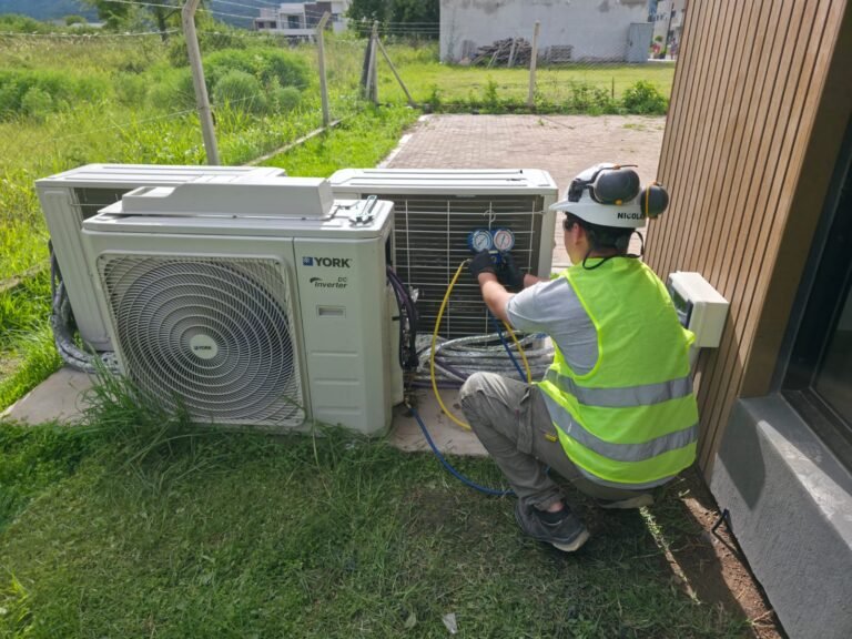 Cortez refrigeracion instalando un aire acondicionado